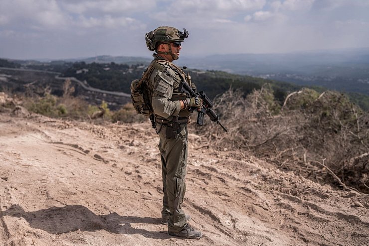 Ein israelischer Soldat im südlibanesischen Dorf Naqoura an der Grenze zu Israel. - © Ilia Yefimovich/dpa