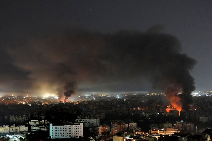 Israels Luftwaffe setzt ihre Angriffe gegen die Hisbollah-Miliz fort. - © Hussein Malla/AP/dpa
