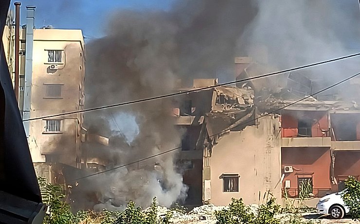Rauch steigt aus einem Gebäude auf, das von einem israelischen Luftangriff getroffen wurde, in der südlichen Hafenstadt Sidon, Libanon. - © Mohammad Zaatari/AP