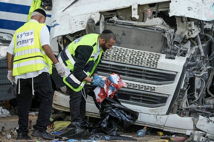 Mitglieder des Rettungs- und Bergungsteams Zaka arbeiten an der Stelle, an der ein Lkw-Fahrer eine Bushaltestelle gerammt und dabei Dutzende von Menschen verletzt hat. - © Oded Balilty/AP