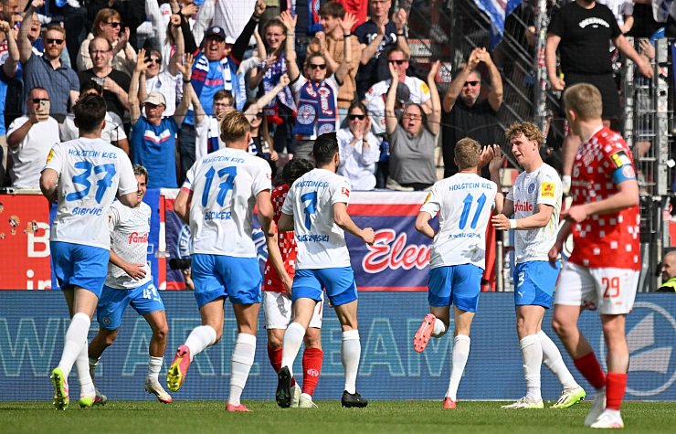 Holstein Kiel konnte die Führung in Mainz nicht über die Zeit retten. - © Torsten Silz/dpa