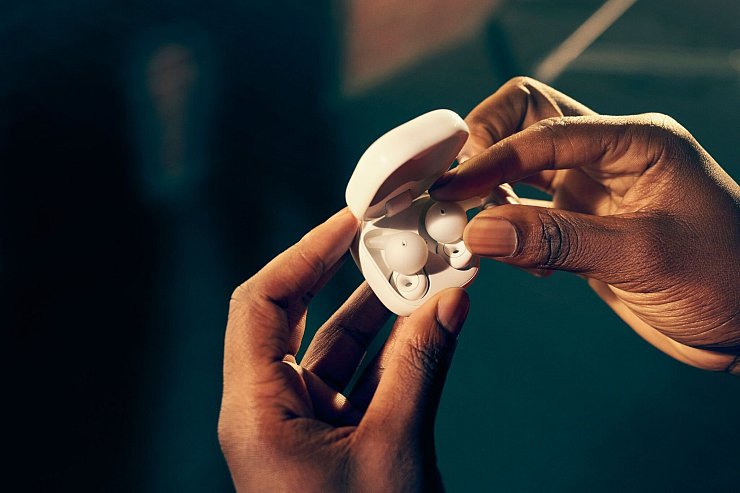 Die LinkBuds Open sind leichte In-Ear-Kopfhörer mit einer ringförmigen Konstruktion, die für eine bessere Wahrnehmung der Umgebung sorgen sollen (ca. 200 Euro). - © Sony/dpa-tmn