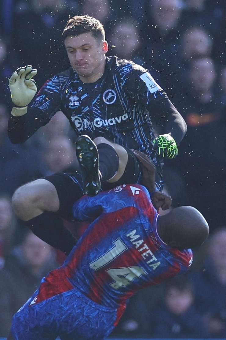 Jean-Philippe Mateta hat Torwart Liam Roberts keine Absicht unterstellt. - © Ian Walton/AP/dpa