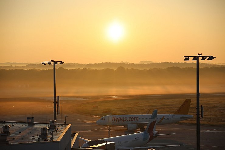 Hundertausende Reisende konnten die größten Airports in NRW in den Osterferien verbuchen. - © Sascha Thelen/dpa