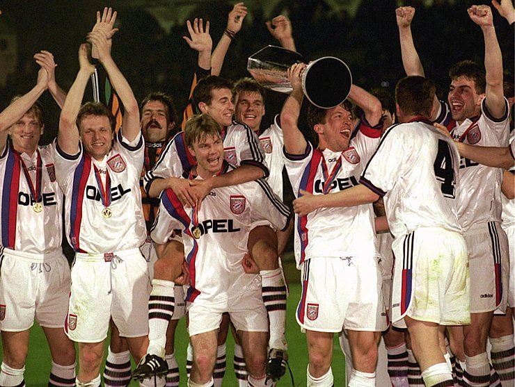 In der Saison 1995/96 gewannen die Bayern trotz viel Unruhe den UEFA-Pokal. - © Frank Leonhardt/dpa