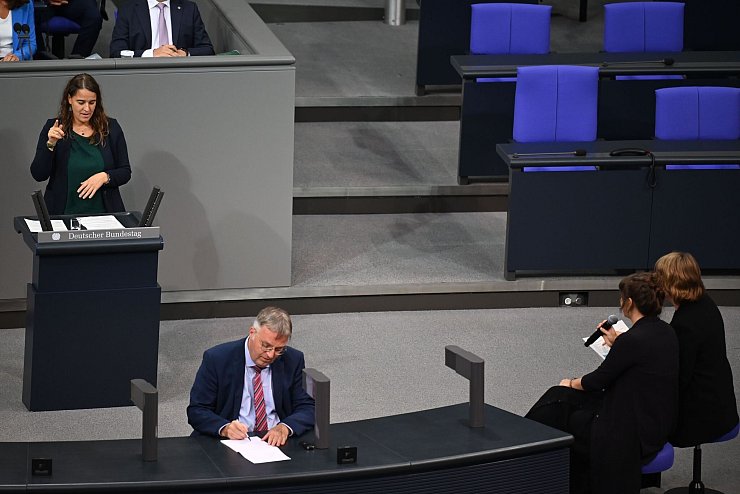 Die gehörlose Bundestagsabgeordnete Heike Heubach (SPD) wird während ihrer ersten Rede von einer Dolmetscherin in gesprochene Sprache übersetzt. - © Carla Benkö/dpa