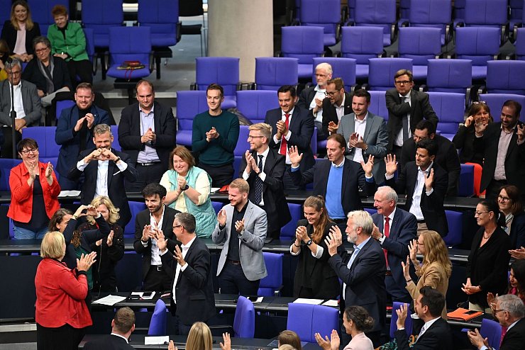 Nach ihrer Rede gab es Standing Ovations für die SPD-Politikerin. - © Carla Benkö/dpa
