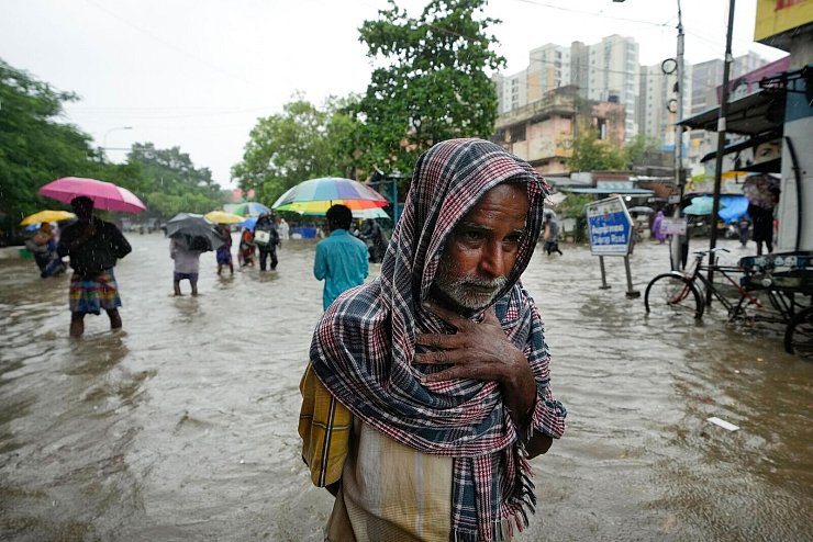 Straße unter Wasser - Starkregen in Indien - © Mahesh Kumar A./AP/dpa