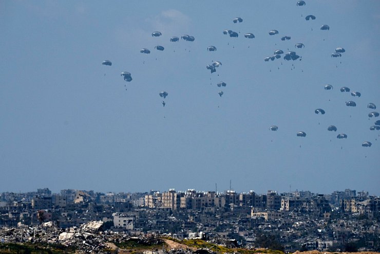 Seit Sonntag werfen Jordanien und die Vereinigten Arabischen Emirate in Koordination mit der israelischen Armee Hilfsgüter aus der Luft über dem Gazastreifen ab. (Archivbild) - © Maya Alleruzzo/AP/dpa