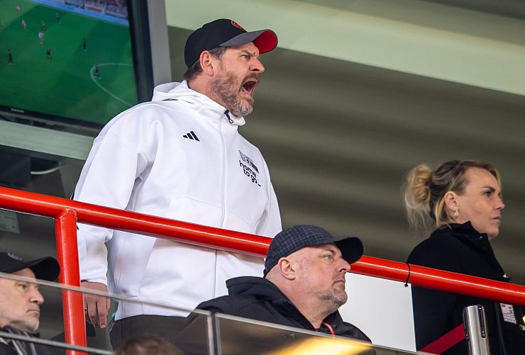 Baumgart musste wegen einer Sperre von der Tribüne zuschauen. - © Andreas Gora/dpa