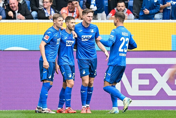 Traf gegen Bochum früh zum 1:0 für Hoffenheim: Andrej Kramaric (2.v.l.). - © Uwe Anspach/dpa