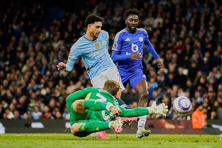 Omar Marmoush (M) von Manchester City trifft gegen Torhüter Mads Hermansen von Leicester City zum 2:0. - © Dave Thompson/AP/dpa