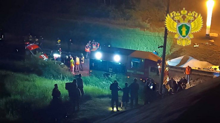 Infolge des Einsturzes einer Straßenbrücke entgleiste ein Zug in der russischen Region Brjansk. - © -/Interregionale Verkehrsstaatsanwaltschaft Moskau via XinHua/dpa