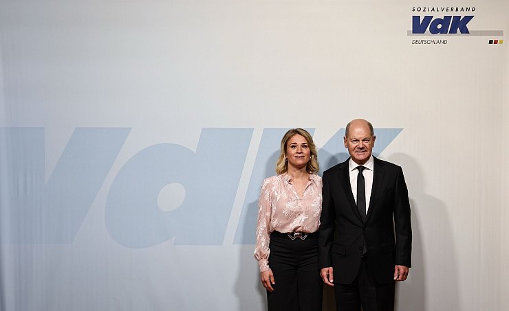 VdK-Präsidentin Verena Bentele und Kanzler Olaf Scholz im Schulterschluss - © Hannes P. Albert/dpa