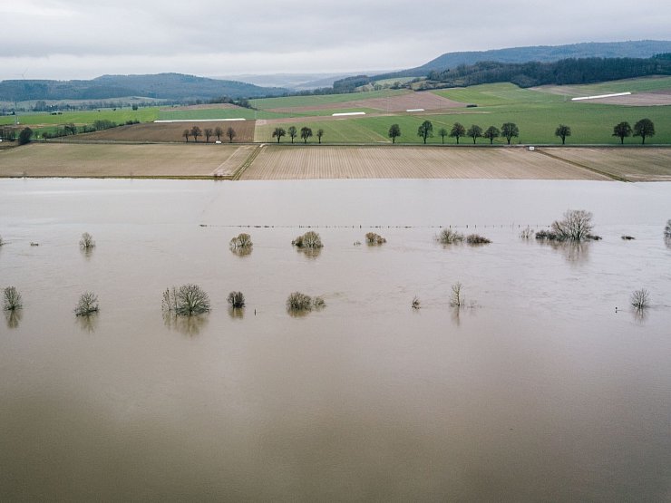 Wiesen und Felder werden vom Hochwasser der Weser überflutet. - © Ole Spata/dpa