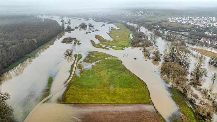 Der über die Ufer getretene Main überflutet Wiesen und Felder bei Haßfurt. - © René Ruprecht/dpa