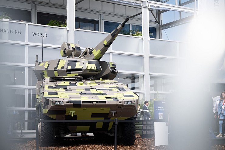 Bei der Berliner Internationalen Luft- und Raumfahrtausstellung (ILA) stellte Rheinmetall sein Flugabwehrsystem Skyranger aus. - © Sebastian Gollnow/dpa