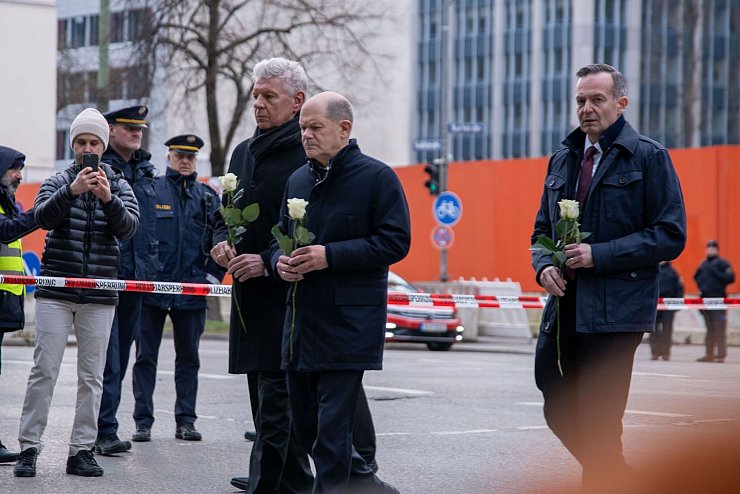 Mindestens 37 Menschen wurden verletzt, als ein Afghane mit seinem Auto in eine Demonstration fuhr. Ein zweijähriges Mädchen und seine 37 Jahre alte Mutter starben. Bundeskanzler Olaf Scholz (SPD) und der parteilose Bundesverkehrsminister Volker Wissing suchten den Tatort in München auf. - © Pia Bayer/dpa
