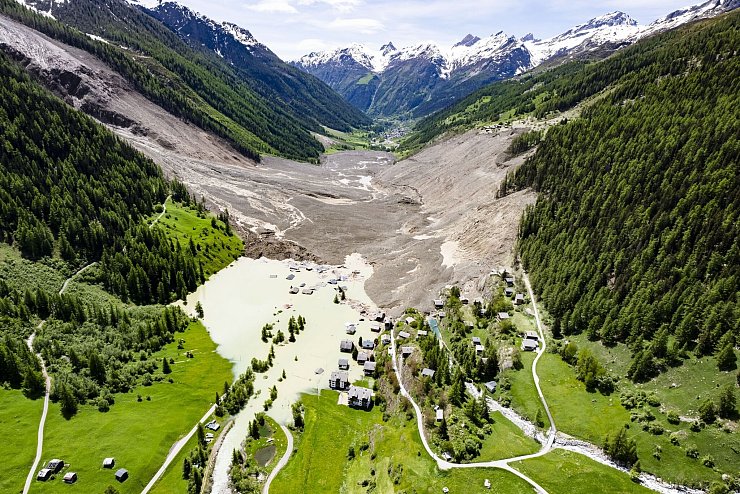 Eine Geröllwüste und ein aufgestauter Fluss Lonza sind jetzt da, wo früher das Dorf Blatten war. - © Jean-Christophe Bott/KEYSTONE/dpa