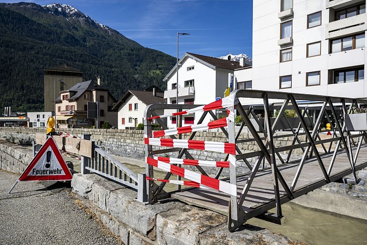 Im Gampel bereiten sich Einwohner auf die Flucht vor. - © Jean-Christophe Bott/KEYSTONE/dpa