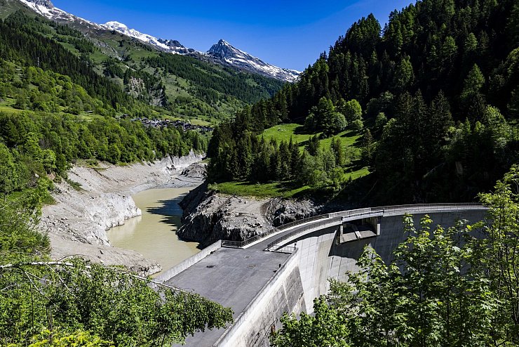 Der Stausee bei Ferden talabwärts des Katastrophengebiets soll gegebenenfalls große Wassermengen auffangen. - © Jean-Christophe Bott/KEYSTONE/dpa
