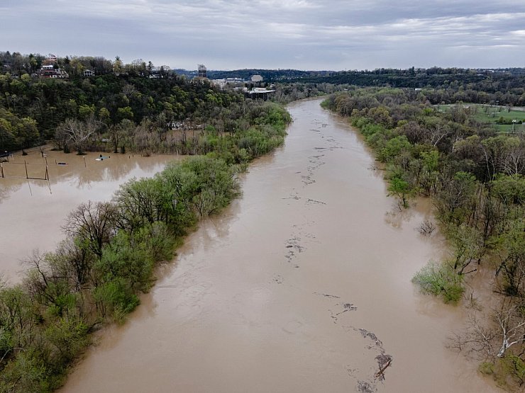 In manchen Unwettergebieten versanken ganze Landstriche im Wasser. - © Jon Cherry/AP/dpa