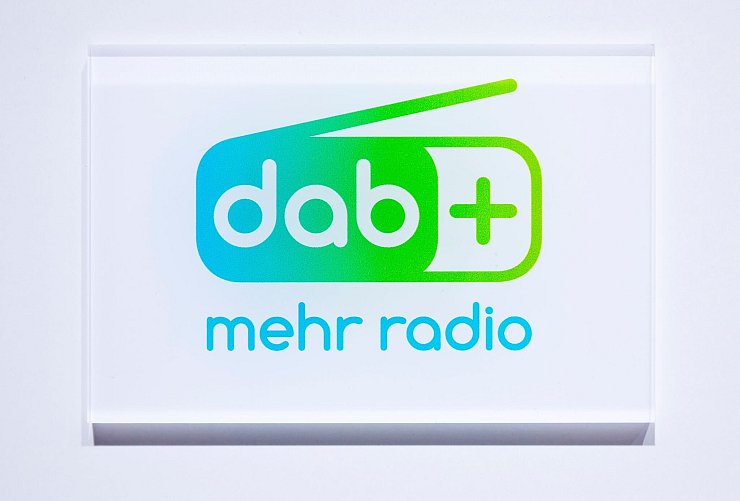 Erste DAB+-Radios, die den neuen ASA-Standard unterstützen, werden von der Mitte des Jahres an im Handel erwartet. - © Florian Schuh/dpa-tmn