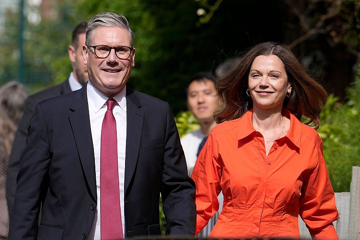 Der wohl künftige Premierminister Keir Starmer (l) hat bisher keinen Hund. - © Vadim Ghirda/AP