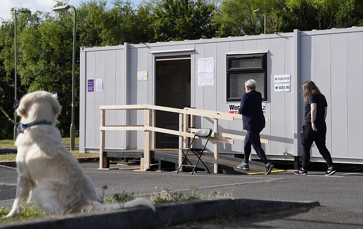 Unter dem Hashtag #DogsAtPollingStations werden online Fotos von Hunden vor Wahllokalen gepostet. - © Andrew Matthews/PA Wire/dpa