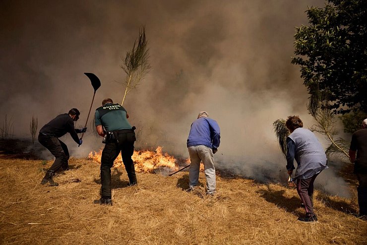 Tausende Menschen mussten ihre Häuser verlassen. - © Pablo Garcia/AP/dpa