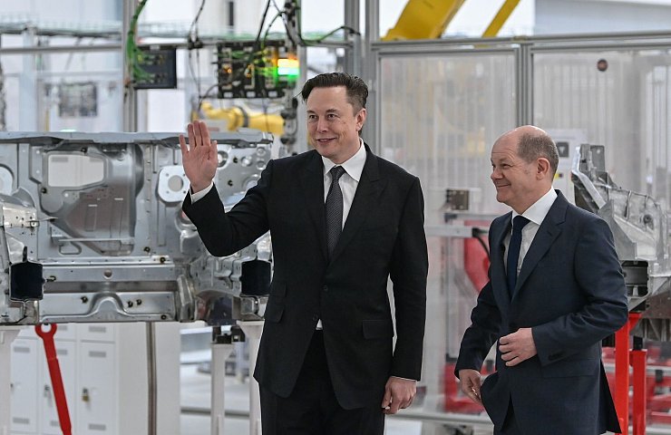 Musk (l) und Scholz während der Eröffnung der Tesla-Fabrik in Grünheide. (Archivbild) - © Patrick Pleul/dpa/POOL/dpa