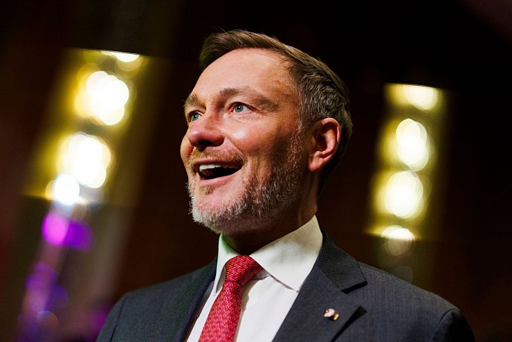 Der Schaum war nicht das Schlimmste beim Tortenwurf auf Christian Lindner - «traumatisierend» fand der die fehlende Sahne. - © Christoph Reichwein/dpa