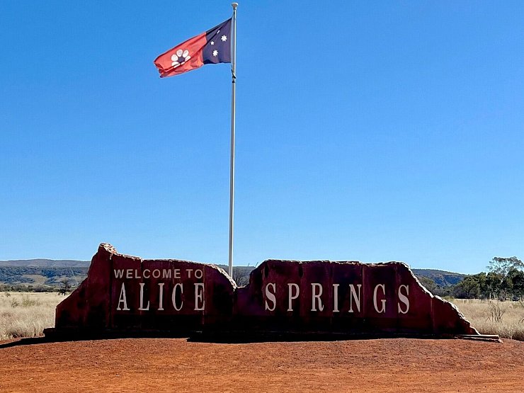 Alice Springs liegt mitten im roten Zentrum von Australien. - © Carola Frentzen/dpa