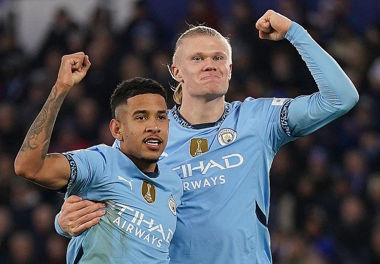 Erling Haaland (r) und seine Teamkollegen von Manchester City hatten endlich wieder Grund zum Jubeln - © Joe Giddens/PA Wire/dpa
