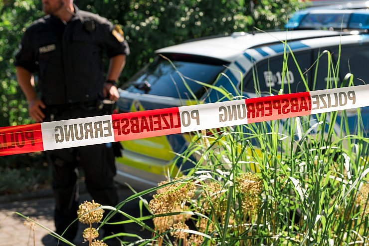 Die Kriminalpolizei sicherte am Tatort Spuren. - © Daniel Vogl/dpa