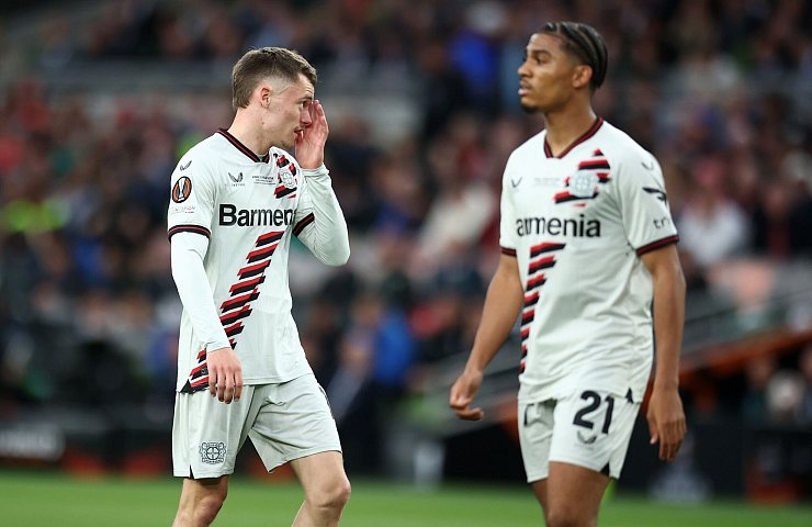 Die Werkself um Florian Wirtz (l) und Amine Adli leistete sich ungewohnt viele einfache Fehler im Spielaufbau. - &copy; Jan Woitas/dpa