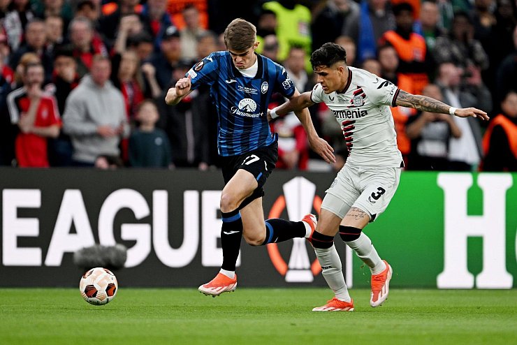 Bayer-Verteidiger Piero Hincapi&eacute; (r) im Laufduell mit Bergamos Charles De Ketelaere. - &copy; Federico Gambarini/dpa