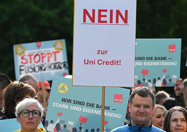 Beschäftigte nutzten die Commerzbank-Hauptversammlung 2025 zum Protest gegen eine mögliche Übernahme. (Archivbild) - © Arne Dedert/dpa