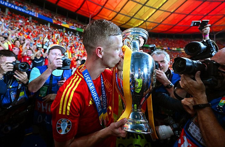 Dani Olmo k&uuml;sst nach dem Sieg den EM-Pokal. Er verl&auml;sst RB Leipzig. - &copy; Robert Michael/dpa