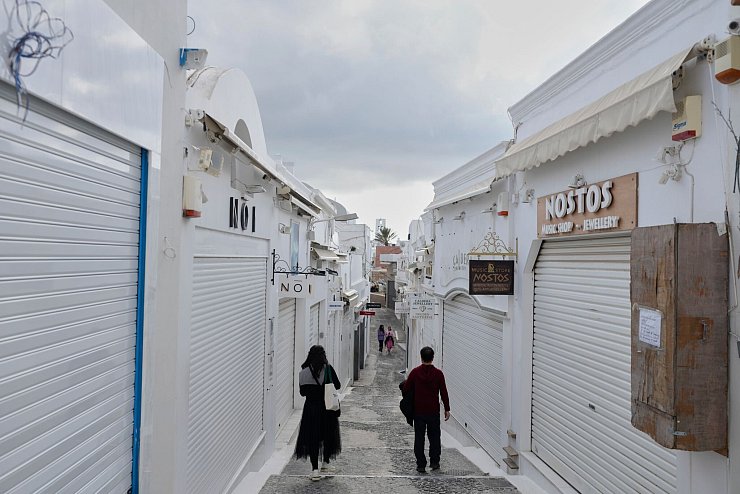 Läden geschlossen, Straßen fast menschenleer: Santorini in Angst. - © Petros Giannakouris/AP/dpa-tmn