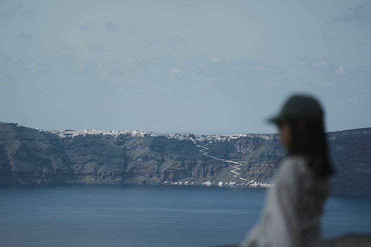 Gefährliche Idylle: Auf Santorini bebt es derzeit alle fünf bis zehn Minuten. - © Petros Giannakouris/AP/dpa