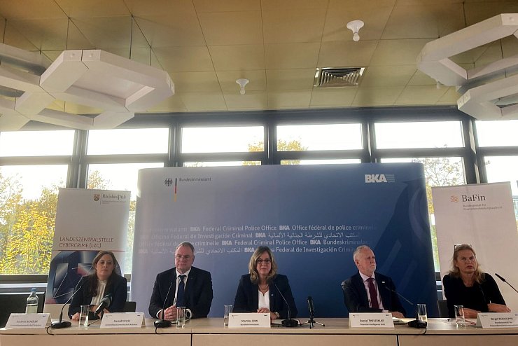 Susanne Schüler (l-r), Staatsanwältin, Harald Kruse, Leiter Generalstaatsanwaltschaft Koblenz, Martina Link, Vizepräsidentin des Bundeskriminalamts, Daniel Thelesklaf, Leider der Finacial Intelligence Unit, und Birgit Rodolphe, Exekutivdirektorin des Geschäftsbereichs Abwicklung und Geldwäscheprävention der BaFin, sitzen bei einer Pressekonferenz beim Bundeskriminalamt nach internationalen Durchsuchungen und Festnahmen gegen mutmaßliche Betrugs- und Geldwäschenetzwerke auf dem Podium. - © Jens Albes/dpa