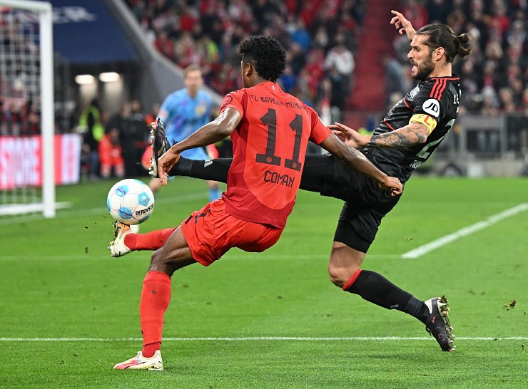 In Spiellaune: Bayerns Kingsley Coman (l) im Zweikampf mit Christopher Trimmel. - © Sven Hoppe/dpa