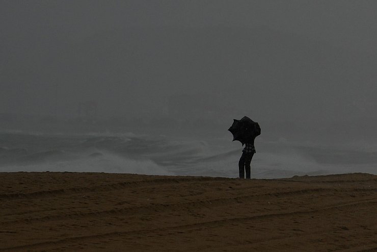 Ein schwerer Zyklon hält vor seinem Auftreffen auf Land Menschen und Behörden an Indiens Ostküste im Golf von Bengalen in Atem. - © Mahesh Kumar A./AP/dpa