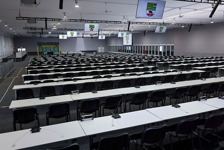 Für den Prozess wurde ein Interims-Gerichtsgebäude errichtet. (Archivbild) - © Jan Woitas/dpa