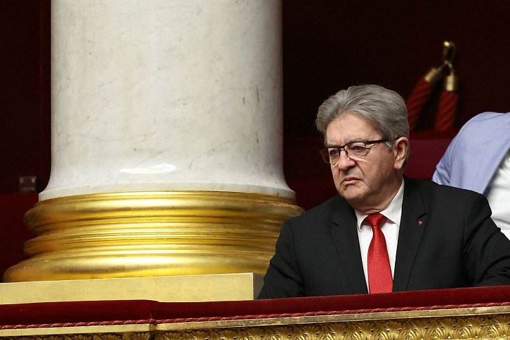 Frankreichs linke Führungsfigur Jean-Luc Mélenchon will Präsident Macron zu Fall bringen, um dann bei einer vorgezogenen Präsidentschaftswahl anzutreten. - © Alain Jocard/AFP/dpa