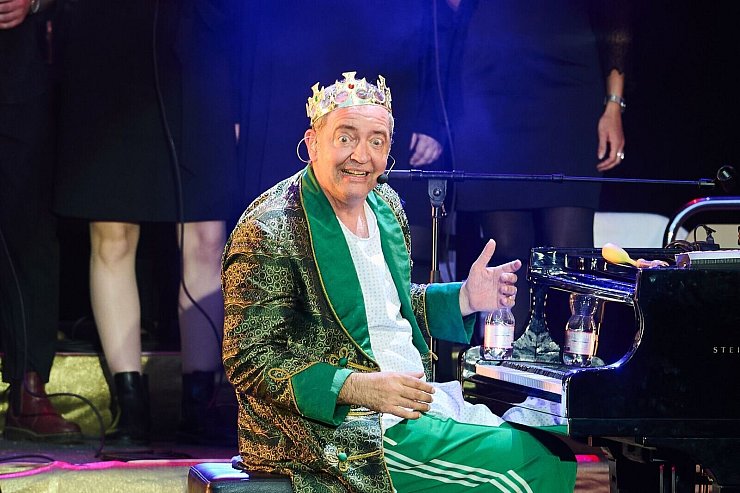 Rainald Grebe beim Konzert in der Waldbühne. (Archivbild) - © Annette Riedl/dpa