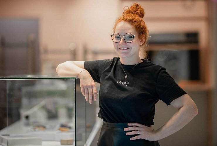 Gründerin Julia Boes steht in ihrem Laden in der Stuttgarter Königstraße. - © Christoph Schmidt/dpa