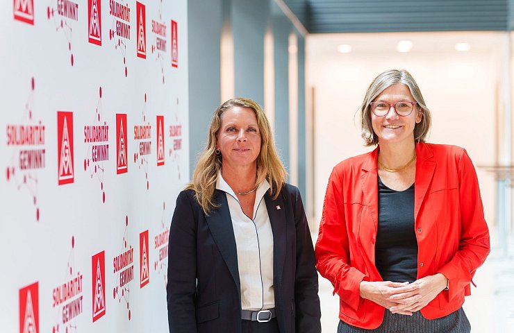 Nadine Boguslawski (l), Tarifvorständin der IG Metall, und Christiane Benner, Erste Vorsitzende der IG Metall. - © Andreas Arnold/dpa