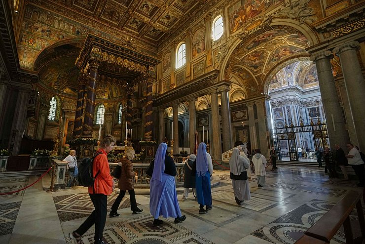 Gläubige und Nonnen gehen in der Basilika Santa Maria Maggiore, wo Papst Franziskus am 26. April beigesetzt wird. - © Alessandra Tarantino/AP/dpa